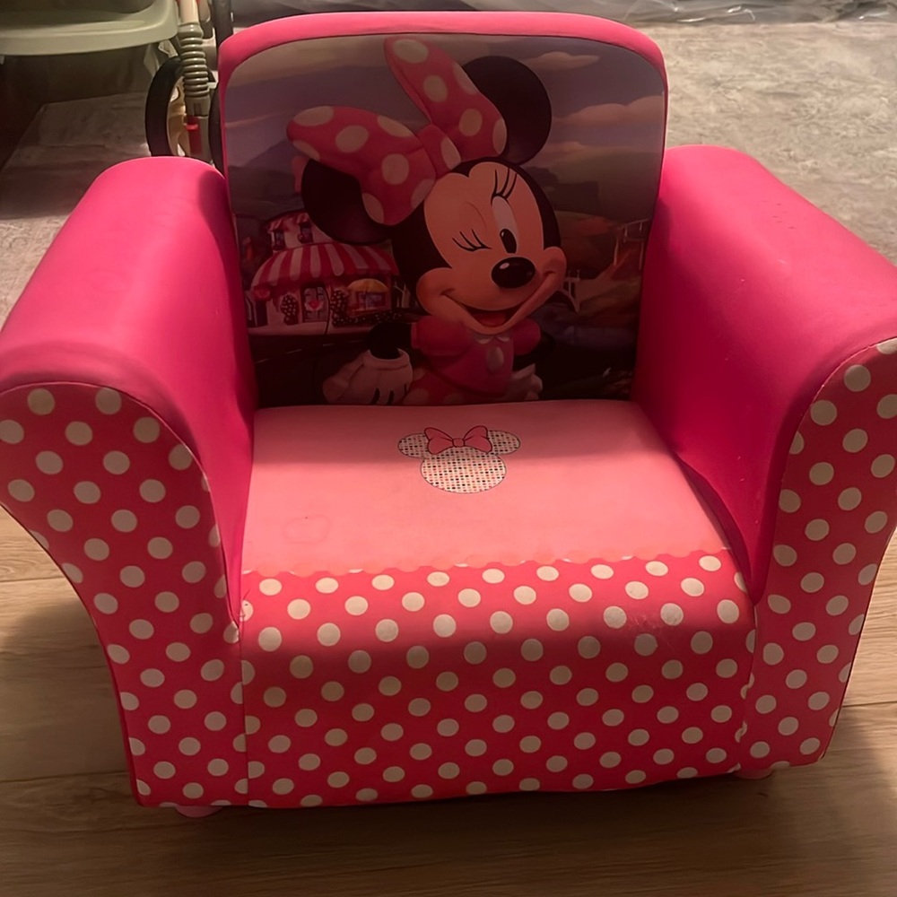 Minnie mouse chair